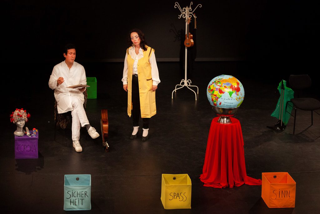Carlos Corona und Marianne Blum in "Geheilt : Durch" im Theater Putbus. Foto: SAM Entertainment