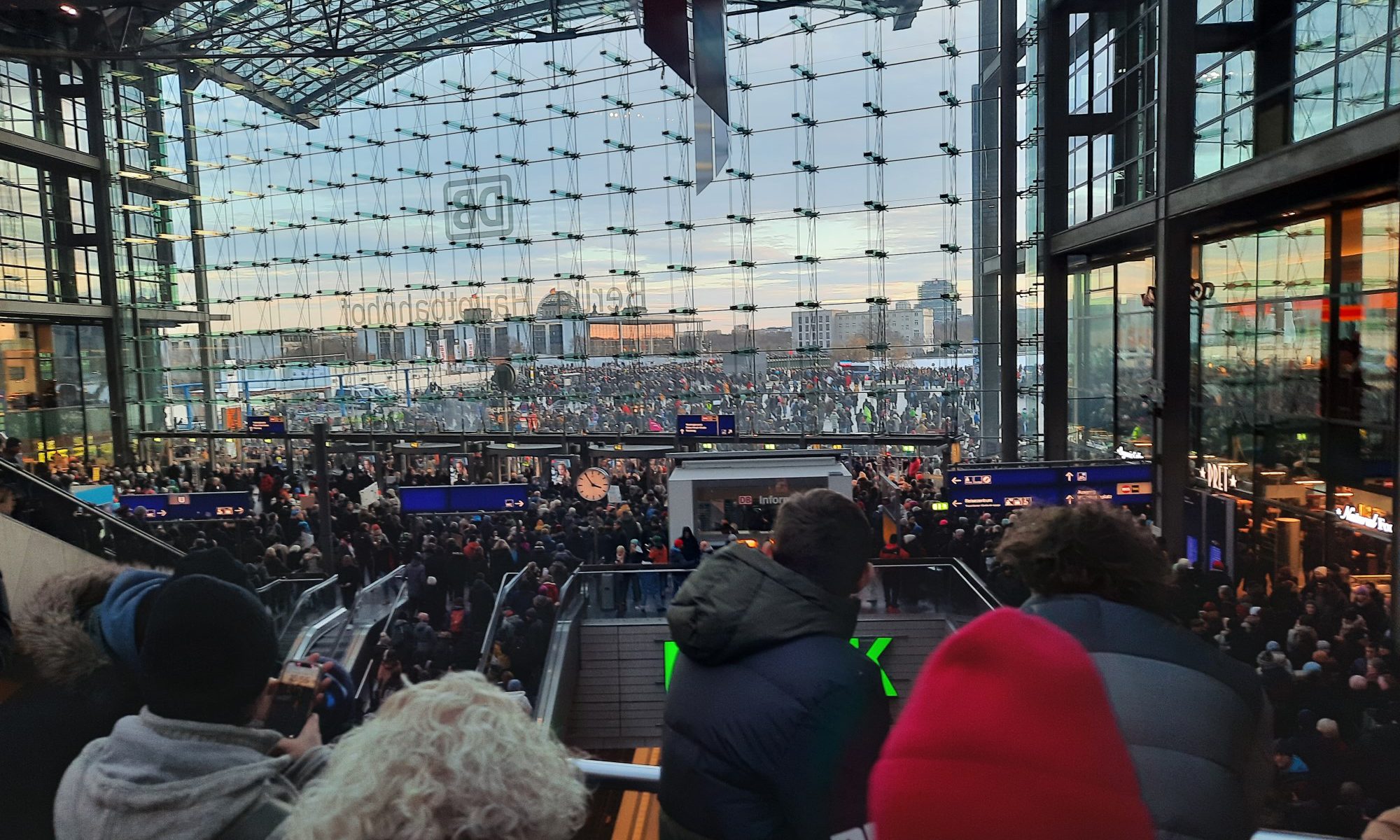 Berliner Hauptbahnhof am 21.01.2024 bei Massendemonstration gegen rechts