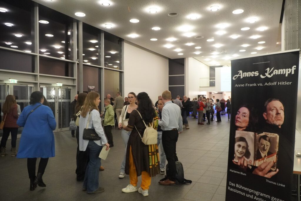 Das Foyer der Stadthalle Erkelenz vor der Veranstaltung "Annes Kampf"